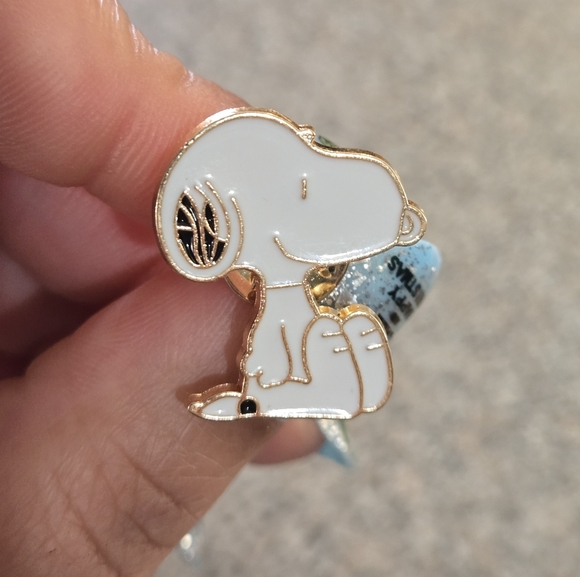🍒🍒 Snoopy Emeral Pin - Picture 3 of 4